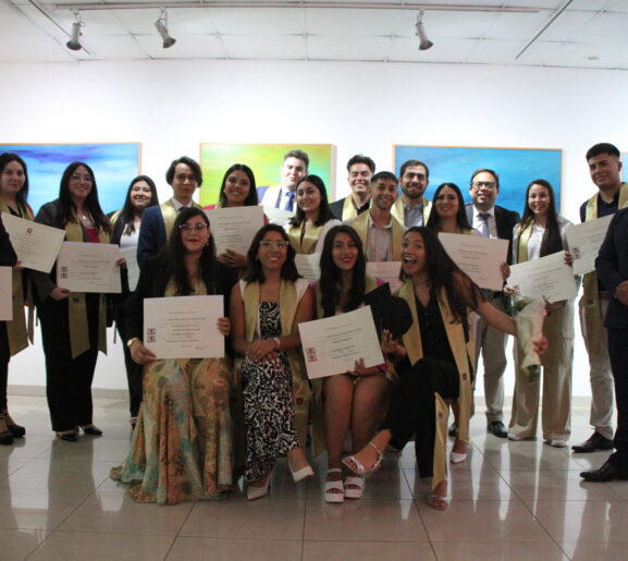 Facultad de Economía y Negocios tituló a 21 nuevos profesionales del Campus Santiago